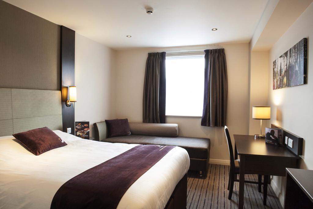 Premier Inn Тринг Экстерьер фото