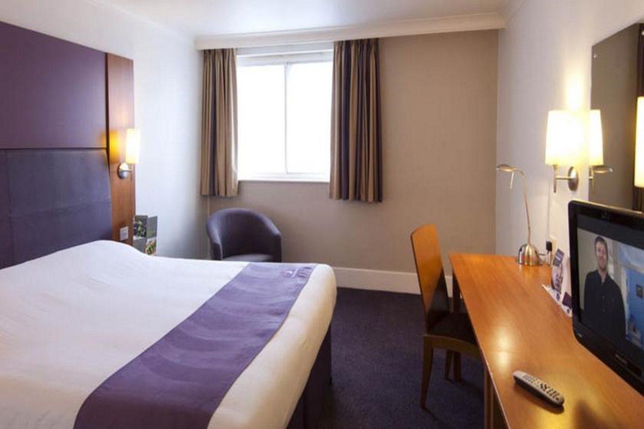 Premier Inn Тринг Экстерьер фото